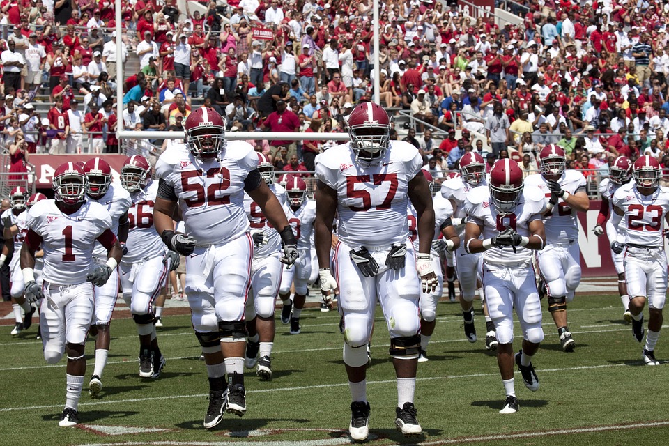https://cdn.pixabay.com/photo/2014/12/05/06/19/football-557565_960_720.jpg