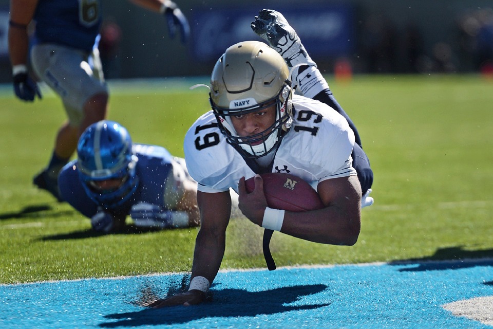https://cdn.pixabay.com/photo/2015/06/07/23/48/football-801047_960_720.jpg
