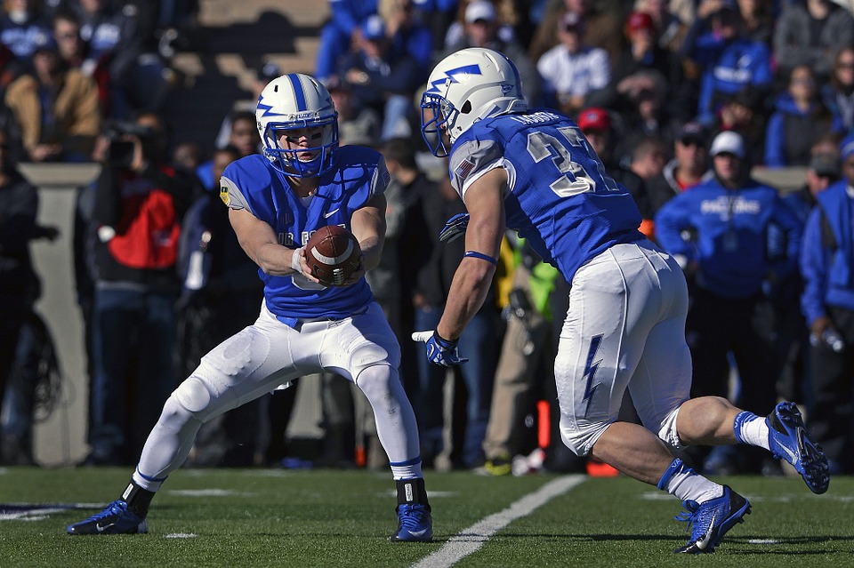 https://cdn.pixabay.com/photo/2015/08/14/06/30/football-888015_960_720.jpg